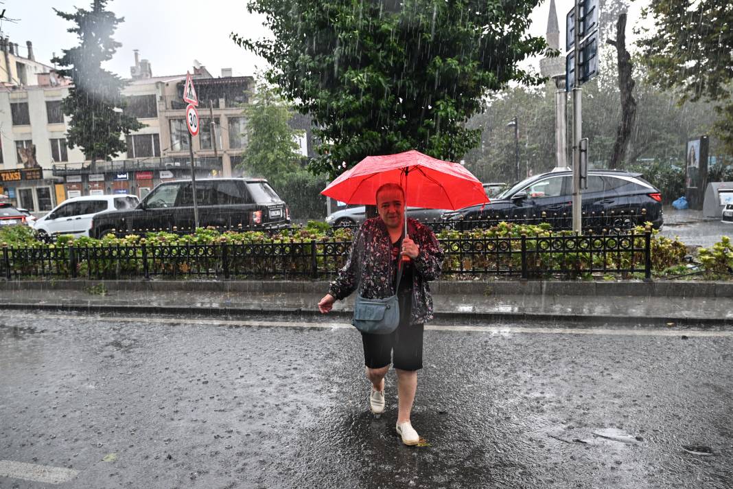 İstanbul’a sadece 5 dakika yetti! Meteoroloji uyarı üstüne uyarı yapmıştı 19